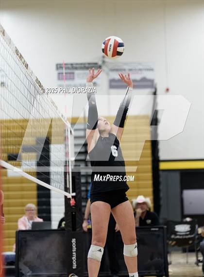 Thumbnail 3 in Roosevelt vs Green Mountain (CHSAA 4A Regional) photogallery.