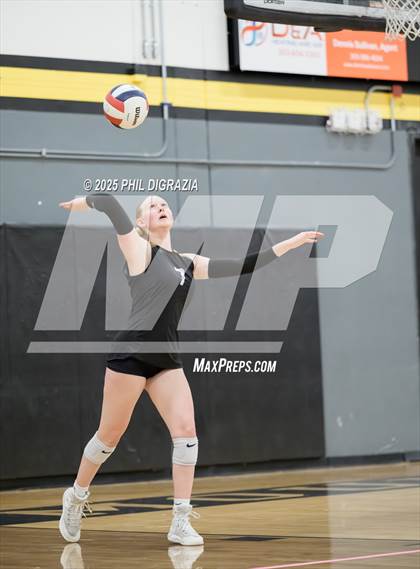 Thumbnail 2 in Roosevelt vs Green Mountain (CHSAA 4A Regional) photogallery.