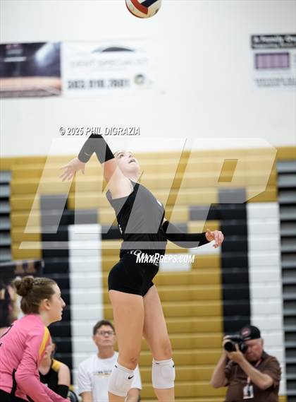 Thumbnail 3 in Roosevelt vs Green Mountain (CHSAA 4A Regional) photogallery.