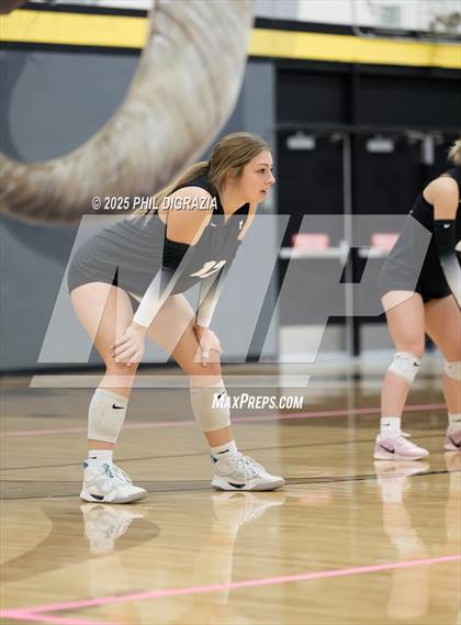 Thumbnail 2 in Roosevelt vs Green Mountain (CHSAA 4A Regional) photogallery.