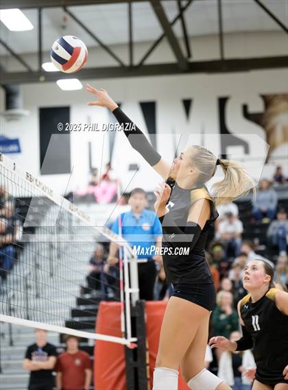 Thumbnail 1 in Roosevelt vs Green Mountain (CHSAA 4A Regional) photogallery.