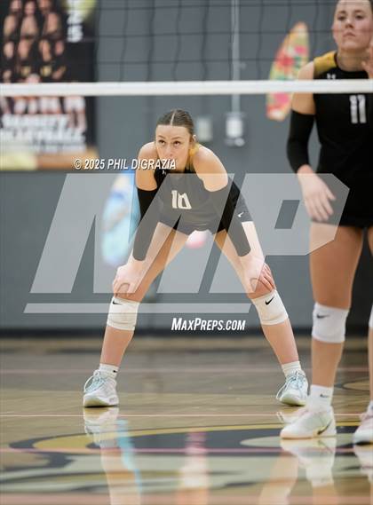 Thumbnail 1 in Roosevelt vs Green Mountain (CHSAA 4A Regional) photogallery.