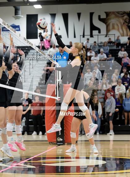 Thumbnail 3 in Roosevelt vs Green Mountain (CHSAA 4A Regional) photogallery.