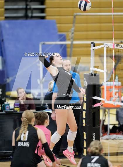 Thumbnail 1 in Roosevelt vs Green Mountain (CHSAA 4A Regional) photogallery.