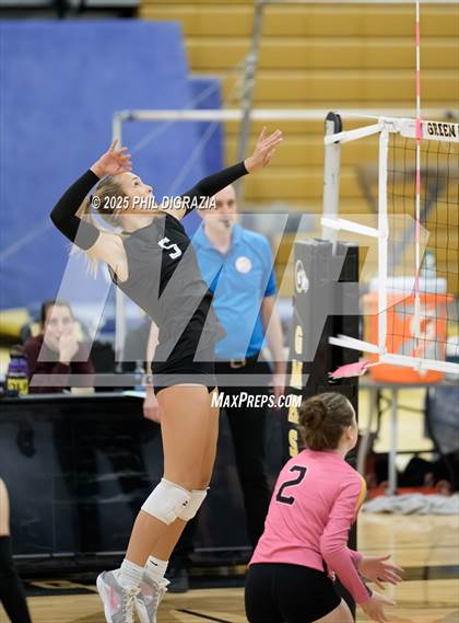 Thumbnail 2 in Roosevelt vs Green Mountain (CHSAA 4A Regional) photogallery.