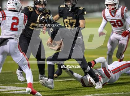 Thumbnail 2 in Lee's Summit vs. Nixa (MSHSAA Class 6 Final) photogallery.