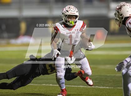 Thumbnail 2 in Lee's Summit vs. Nixa (MSHSAA Class 6 Final) photogallery.