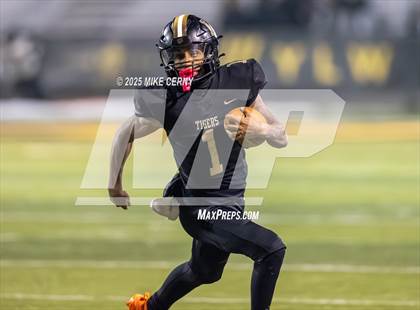 Thumbnail 1 in Lee's Summit vs. Nixa (MSHSAA Class 6 Final) photogallery.