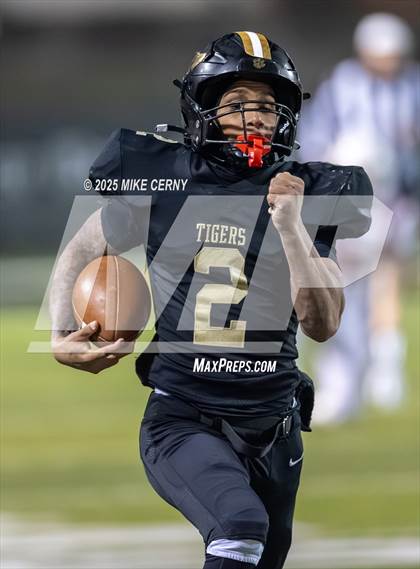 Thumbnail 3 in Lee's Summit vs. Nixa (MSHSAA Class 6 Final) photogallery.