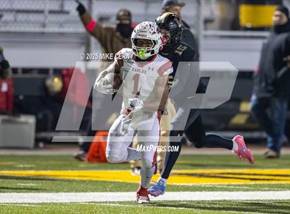 Thumbnail 1 in Lee's Summit vs. Nixa (MSHSAA Class 6 Final) photogallery.