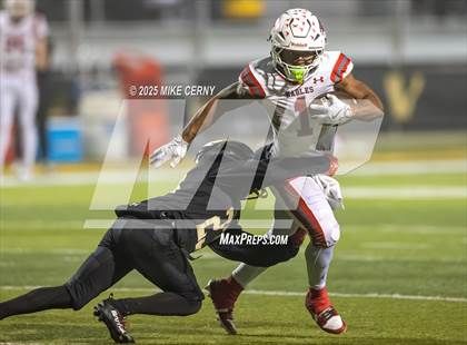 Thumbnail 1 in Lee's Summit vs. Nixa (MSHSAA Class 6 Final) photogallery.