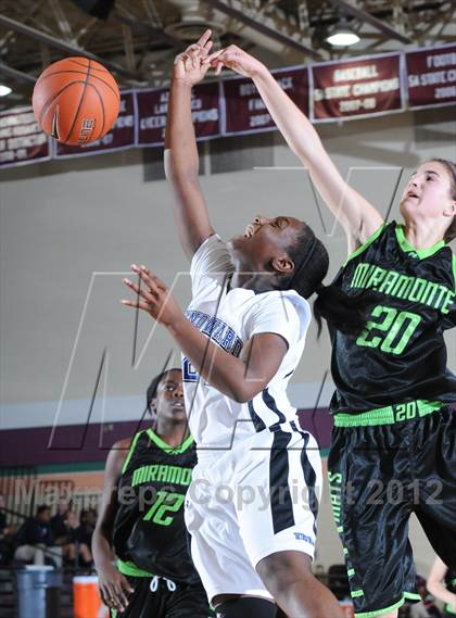 Thumbnail 3 in Miramonte vs. Windward (Nike Tournament of Champions) photogallery.