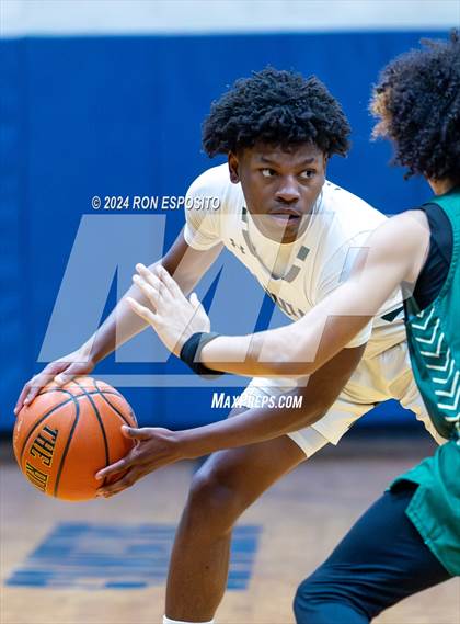Thumbnail 2 in Bishop Hendricken @ William Floyd (New York Holiday Invitational) photogallery.