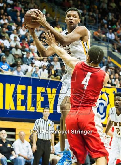 Thumbnail 3 in Bishop O'Dowd vs. Mater Dei (CIF State Open Division Final) photogallery.
