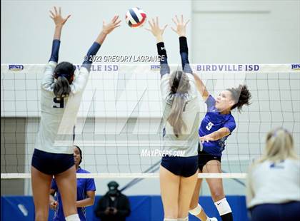 Thumbnail 3 in Guyer vs. Keller (UIL 6A Regional Quarterfinals) photogallery.