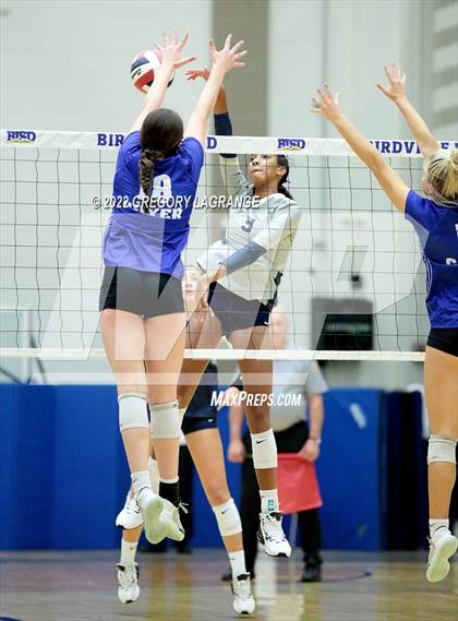 Thumbnail 1 in Guyer vs. Keller (UIL 6A Regional Quarterfinals) photogallery.