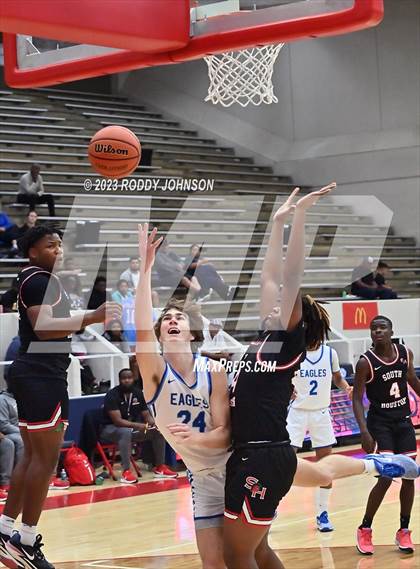 Thumbnail 2 in Barbers Hill vs. South Houston (McDonald's Texas Invitational) photogallery.