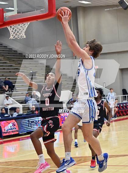 Thumbnail 2 in Barbers Hill vs. South Houston (McDonald's Texas Invitational) photogallery.