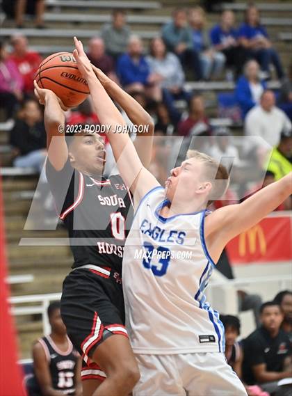 Thumbnail 2 in Barbers Hill vs. South Houston (McDonald's Texas Invitational) photogallery.