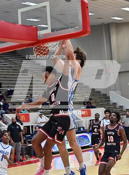 Thumbnail 2 in Barbers Hill vs. South Houston (McDonald's Texas Invitational) photogallery.