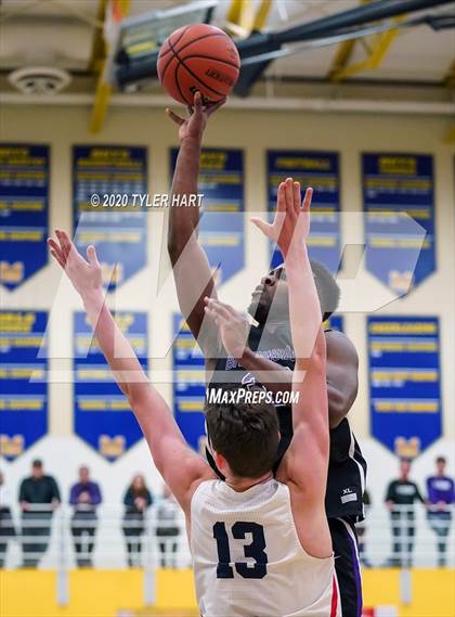 Thumbnail 2 in Brownsburg vs. Plainfield (IHSAA 4A Sectional Championship) photogallery.