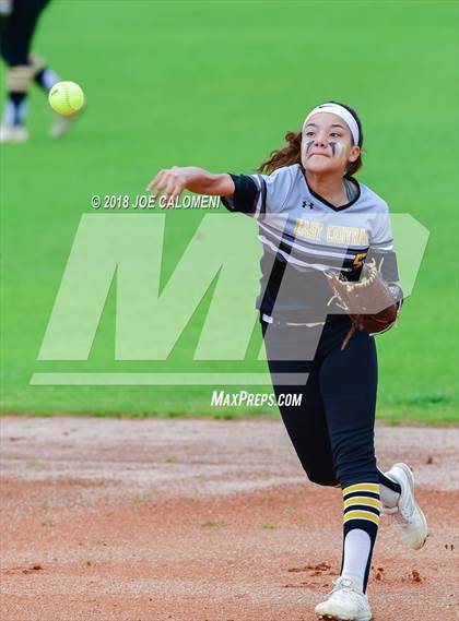 Thumbnail 3 in Lee [Robert E.] vs East Central (NISD Softball Tournament) photogallery.