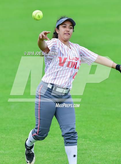 Thumbnail 1 in Lee [Robert E.] vs East Central (NISD Softball Tournament) photogallery.