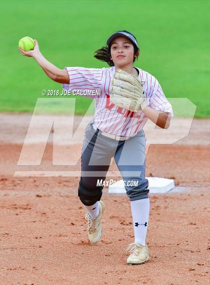 Thumbnail 2 in Lee [Robert E.] vs East Central (NISD Softball Tournament) photogallery.