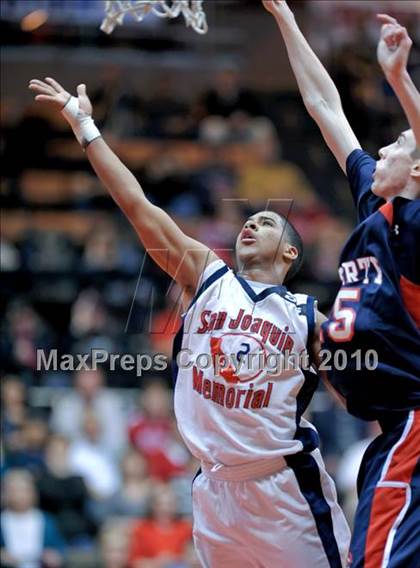 Thumbnail 3 in San Joaquin Memorial vs. Liberty (CIF CS D2 Final) photogallery.