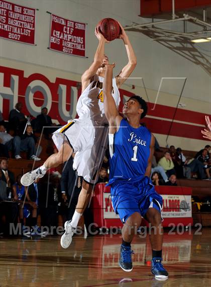 Thumbnail 2 in Ventura vs Price (Rose City Roundball Classic) photogallery.