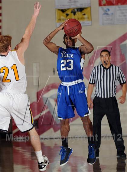 Thumbnail 2 in Ventura vs Price (Rose City Roundball Classic) photogallery.