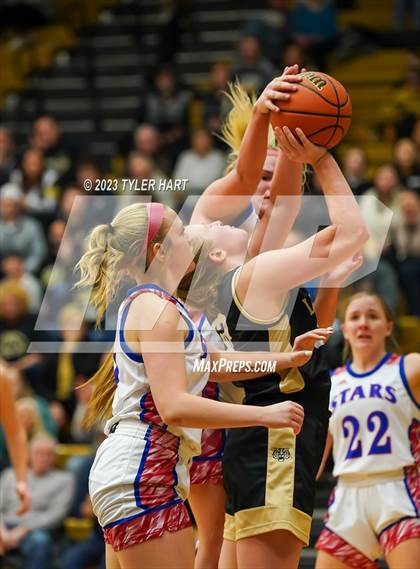 Thumbnail 1 in Lebanon vs. Western Boone (IHSAA 3A Sectional First Round) photogallery.