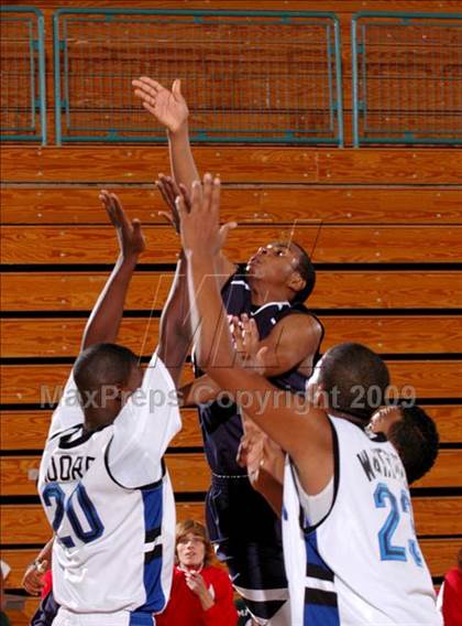 Thumbnail 3 in Pacific Hills vs. Reseda (MaxPreps Holiday Classic) photogallery.