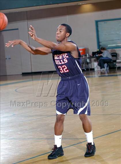 Thumbnail 3 in Pacific Hills vs. Reseda (MaxPreps Holiday Classic) photogallery.