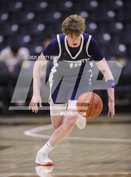 Thumbnail 3 in Marquette vs Jefferson City (Norm Stewart Classic) photogallery.