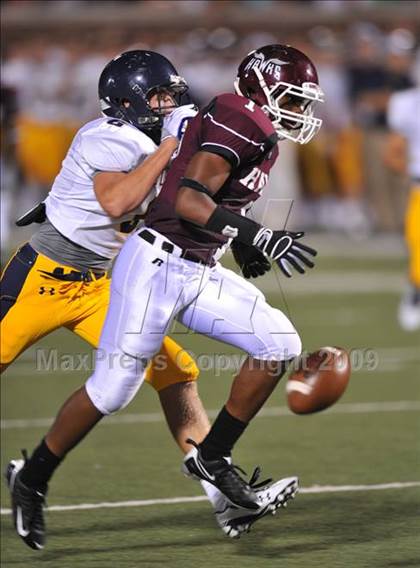Thumbnail 1 in Red Oak vs Highland Park (Tom Landry Classic) photogallery.