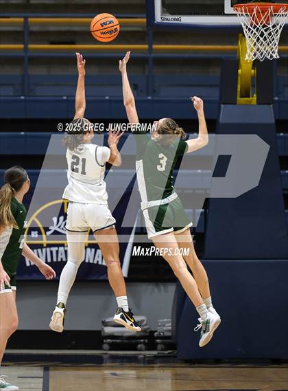 Thumbnail 3 in San Ramon Valley vs. Bishop O'Dowd (Jason Kidd Invitational) photogallery.