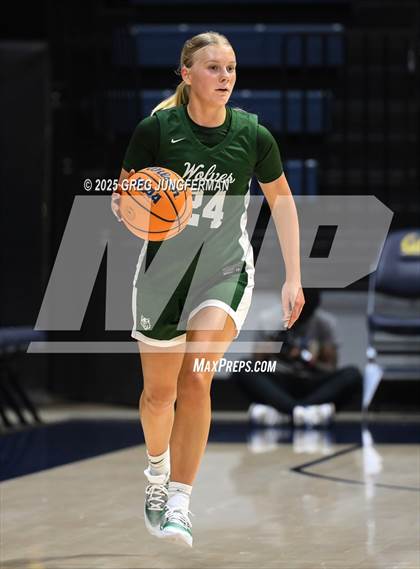 Thumbnail 3 in San Ramon Valley vs. Bishop O'Dowd (Jason Kidd Invitational) photogallery.