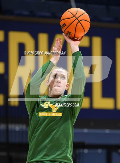 Thumbnail 3 in San Ramon Valley vs. Bishop O'Dowd (Jason Kidd Invitational) photogallery.