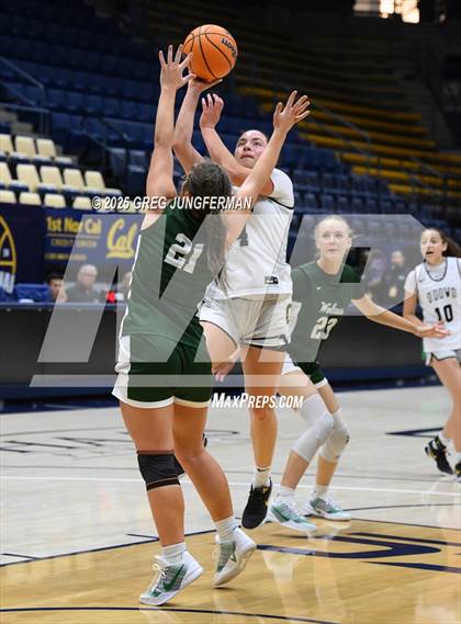 Thumbnail 2 in San Ramon Valley vs. Bishop O'Dowd (Jason Kidd Invitational) photogallery.