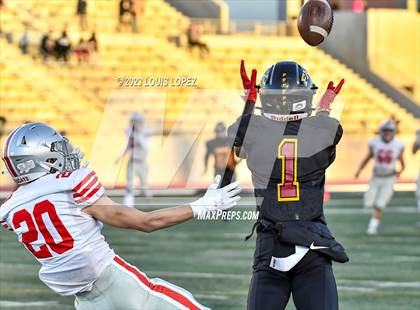 Thumbnail 2 in Fairfax vs. Ferndale (DIV 7-AA CIF State Championship) photogallery.