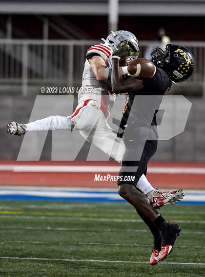 Thumbnail 3 in Fairfax vs. Ferndale (DIV 7-AA CIF State Championship) photogallery.