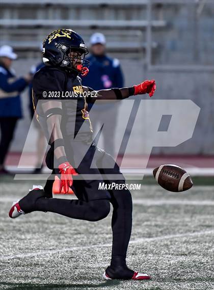 Thumbnail 1 in Fairfax vs. Ferndale (DIV 7-AA CIF State Championship) photogallery.