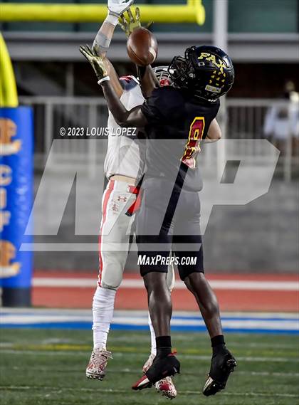 Thumbnail 3 in Fairfax vs. Ferndale (DIV 7-AA CIF State Championship) photogallery.