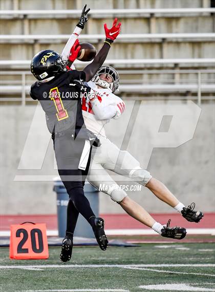 Thumbnail 3 in Fairfax vs. Ferndale (DIV 7-AA CIF State Championship) photogallery.
