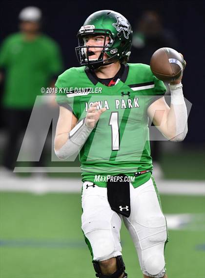 Thumbnail 2 in Iowa Park vs. Pleasant Grove (UIL 4A Division 2 Semifinal) photogallery.