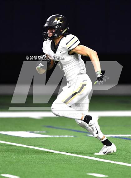 Thumbnail 3 in Iowa Park vs. Pleasant Grove (UIL 4A Division 2 Semifinal) photogallery.