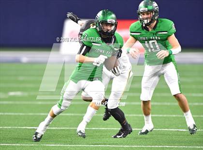 Thumbnail 2 in Iowa Park vs. Pleasant Grove (UIL 4A Division 2 Semifinal) photogallery.