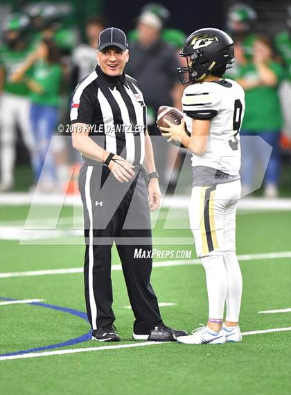 Thumbnail 3 in Iowa Park vs. Pleasant Grove (UIL 4A Division 2 Semifinal) photogallery.