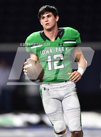 Thumbnail 3 in Iowa Park vs. Pleasant Grove (UIL 4A Division 2 Semifinal) photogallery.